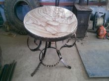 Чайный столик из бело-рыжего песчаника